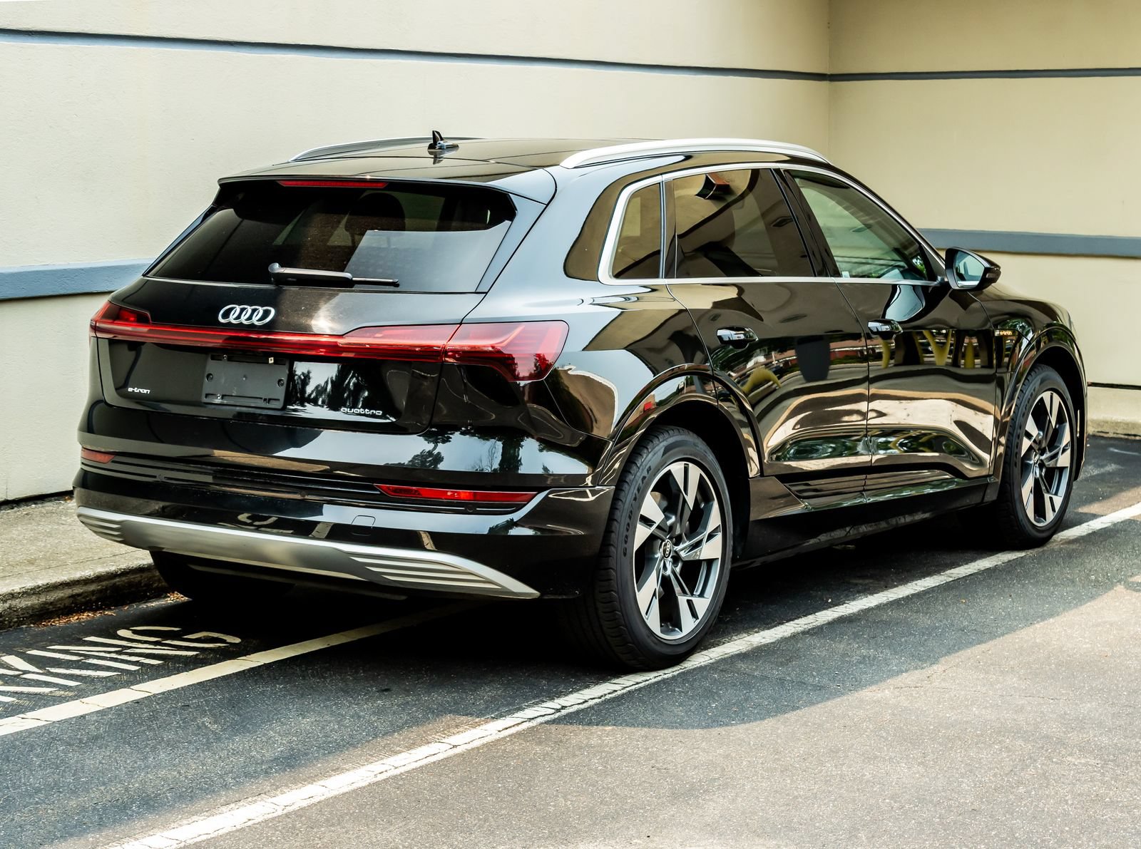 Used 2021 Audi e-tron Premium AWD/4WD image 7