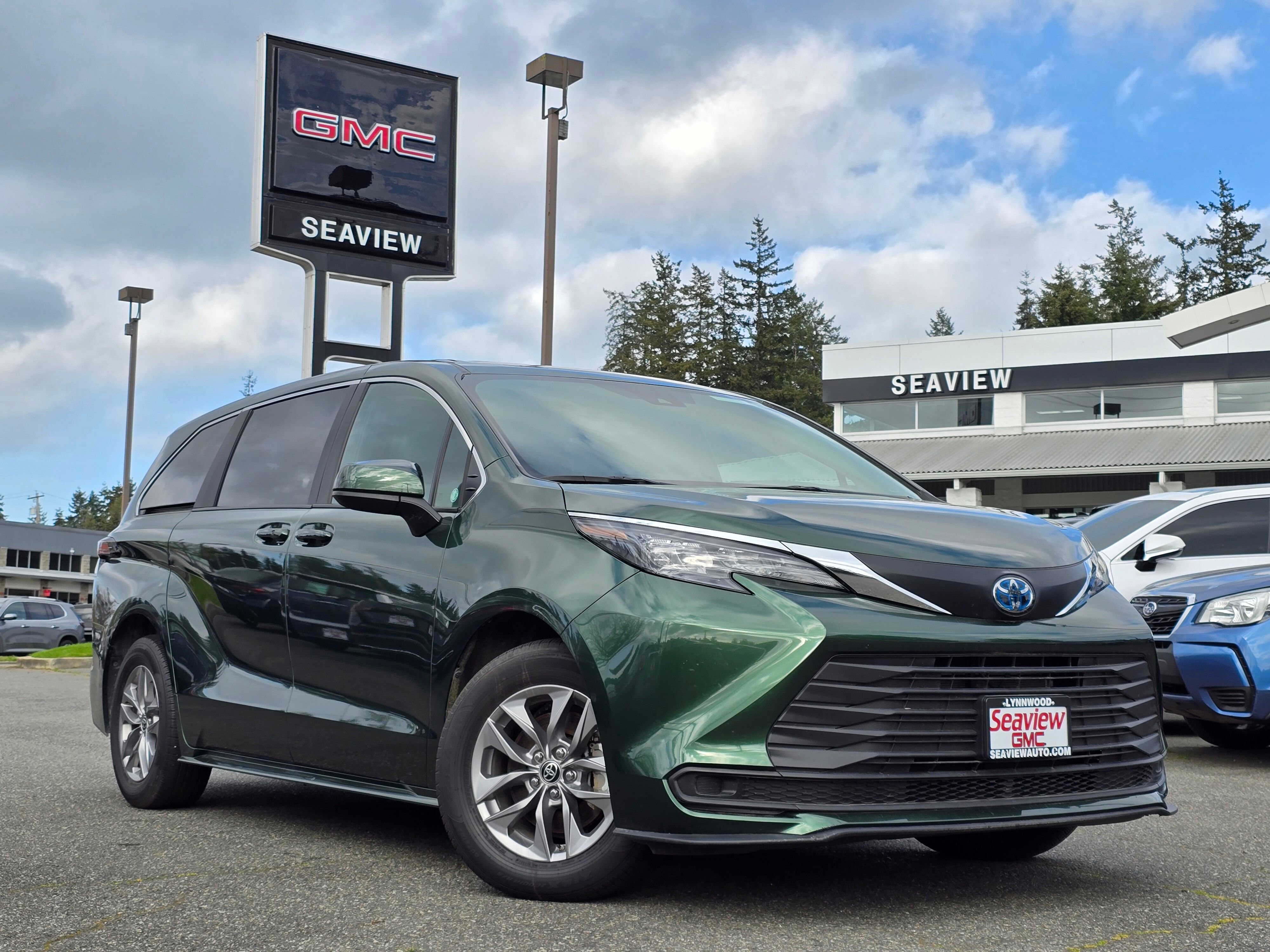 Used 2025 Toyota Sienna LE FWD image 1