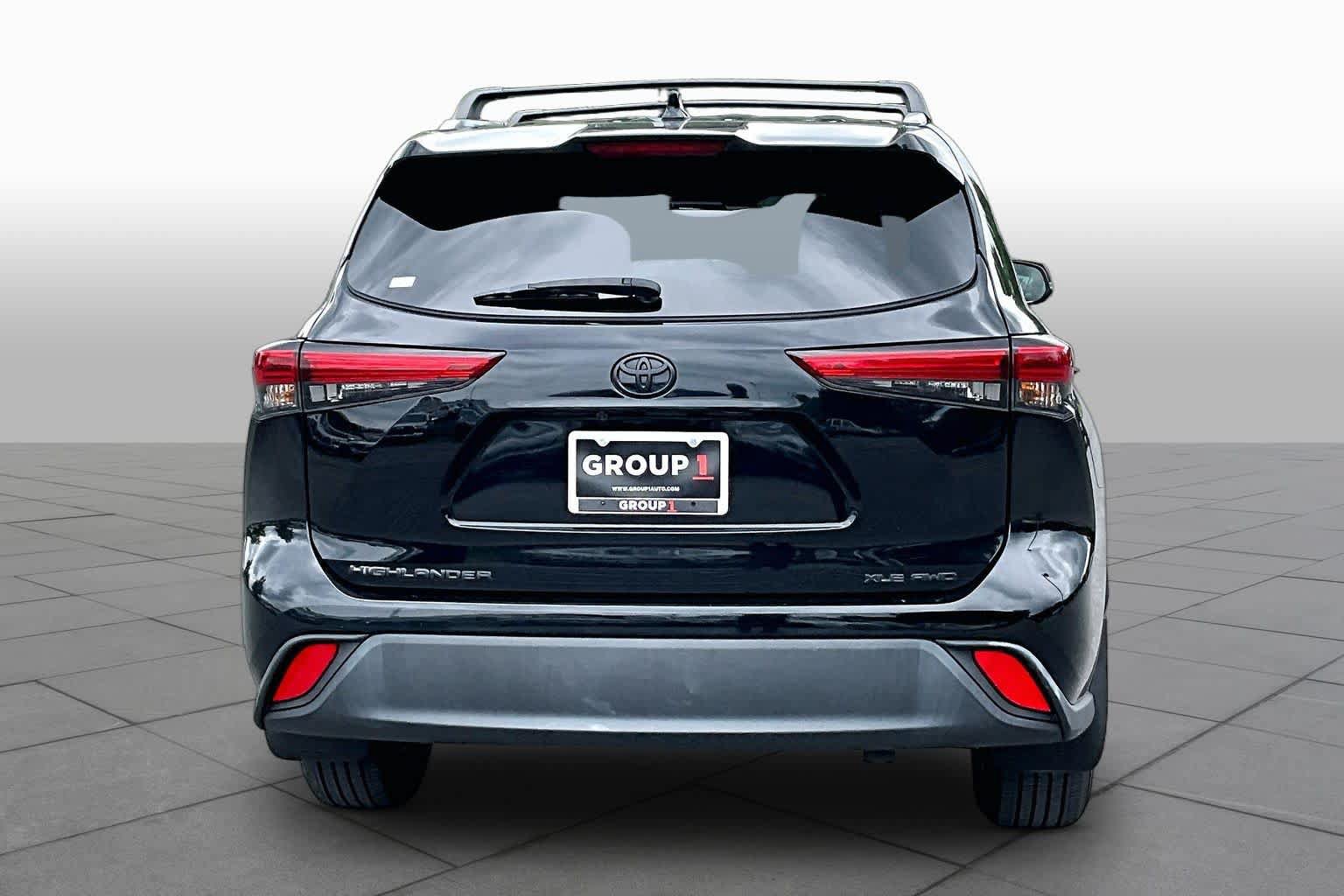 Used 2022 Toyota Highlander XLE AWD/4WD image 4