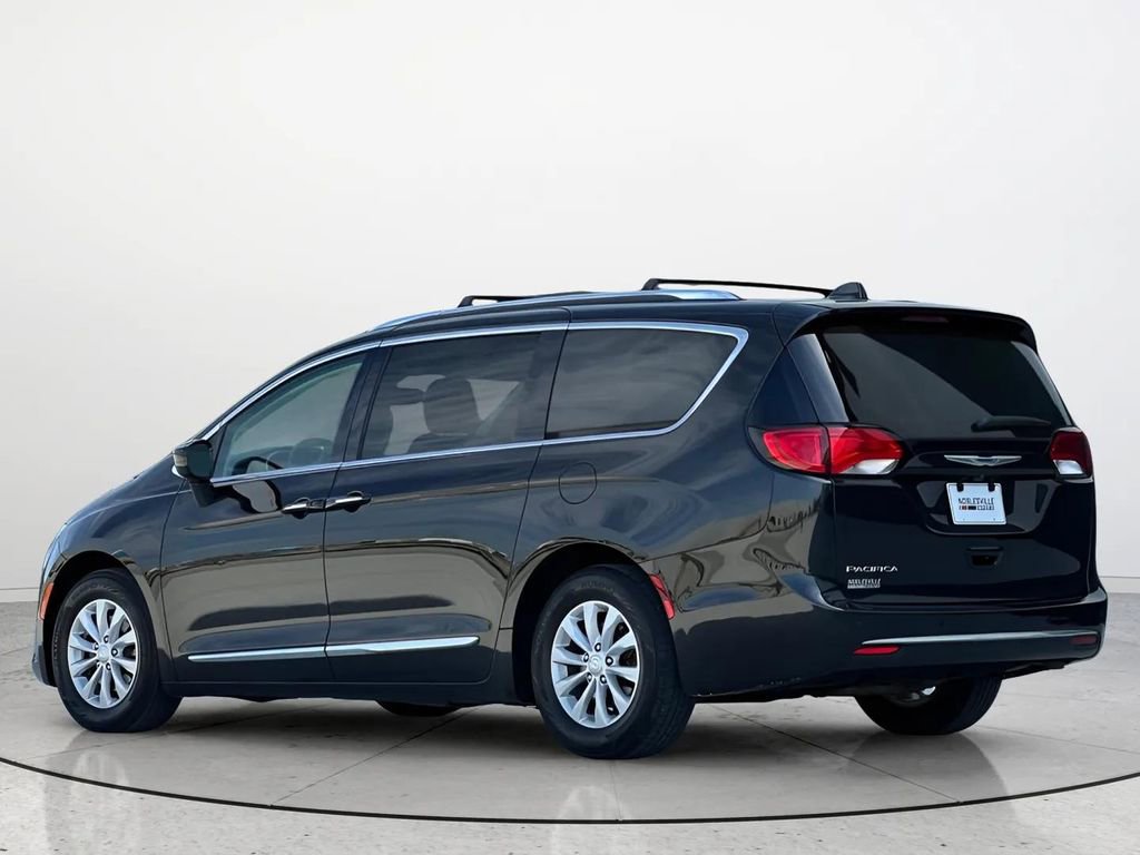 Used 2019 Chrysler Pacifica Touring-L FWD image 3