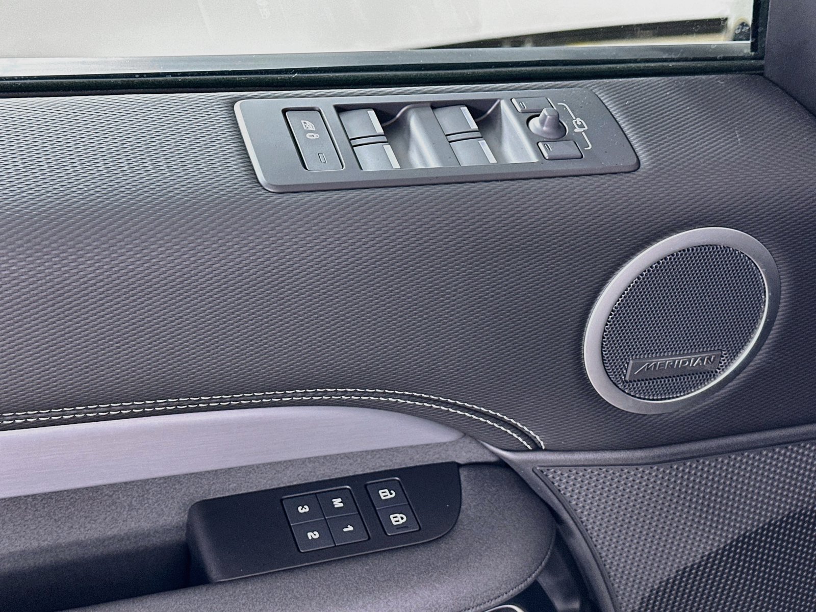 New 2026 Land Rover Discovery Limited Edition AWD/4WD image 18