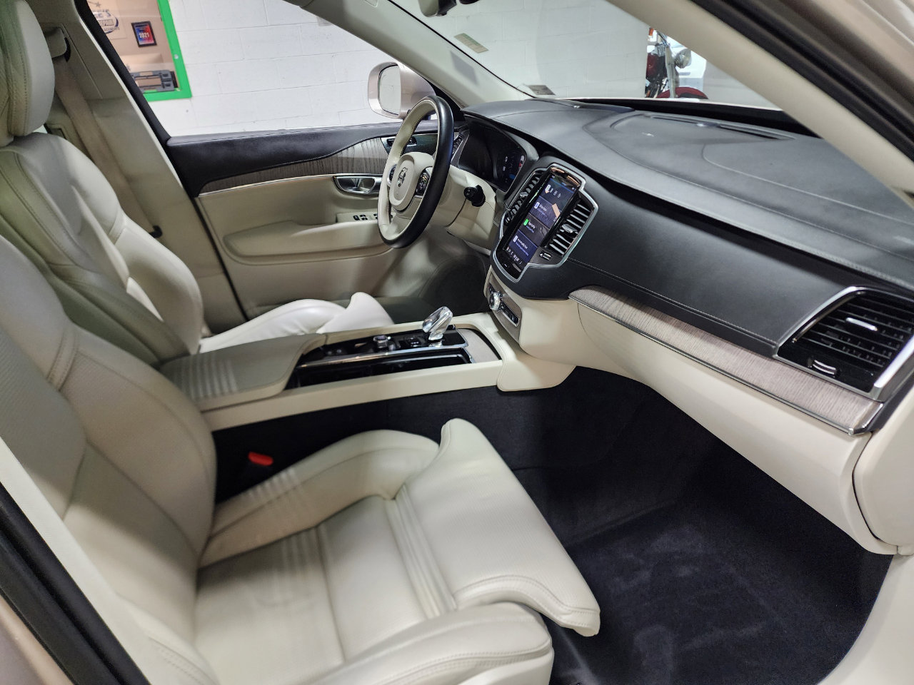 Used 2023 Volvo XC90 B6 Ultimate w/ Protection Package Premier image 30