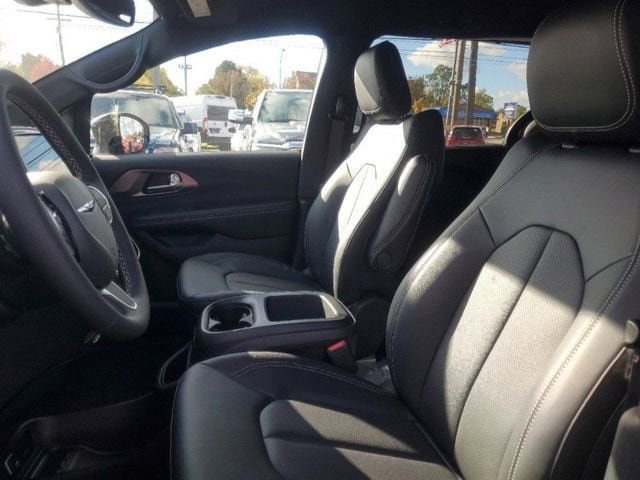 New 2026 Chrysler Pacifica Select AWD/4WD image 10