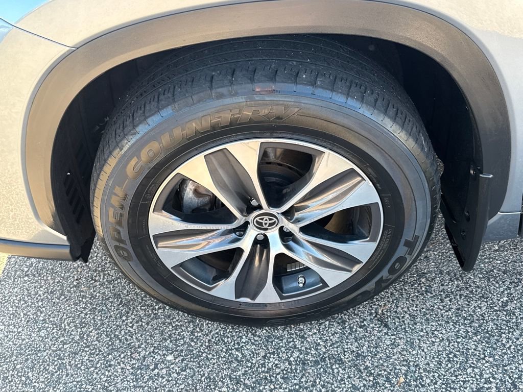 Used 2022 Toyota Highlander XLE image 44