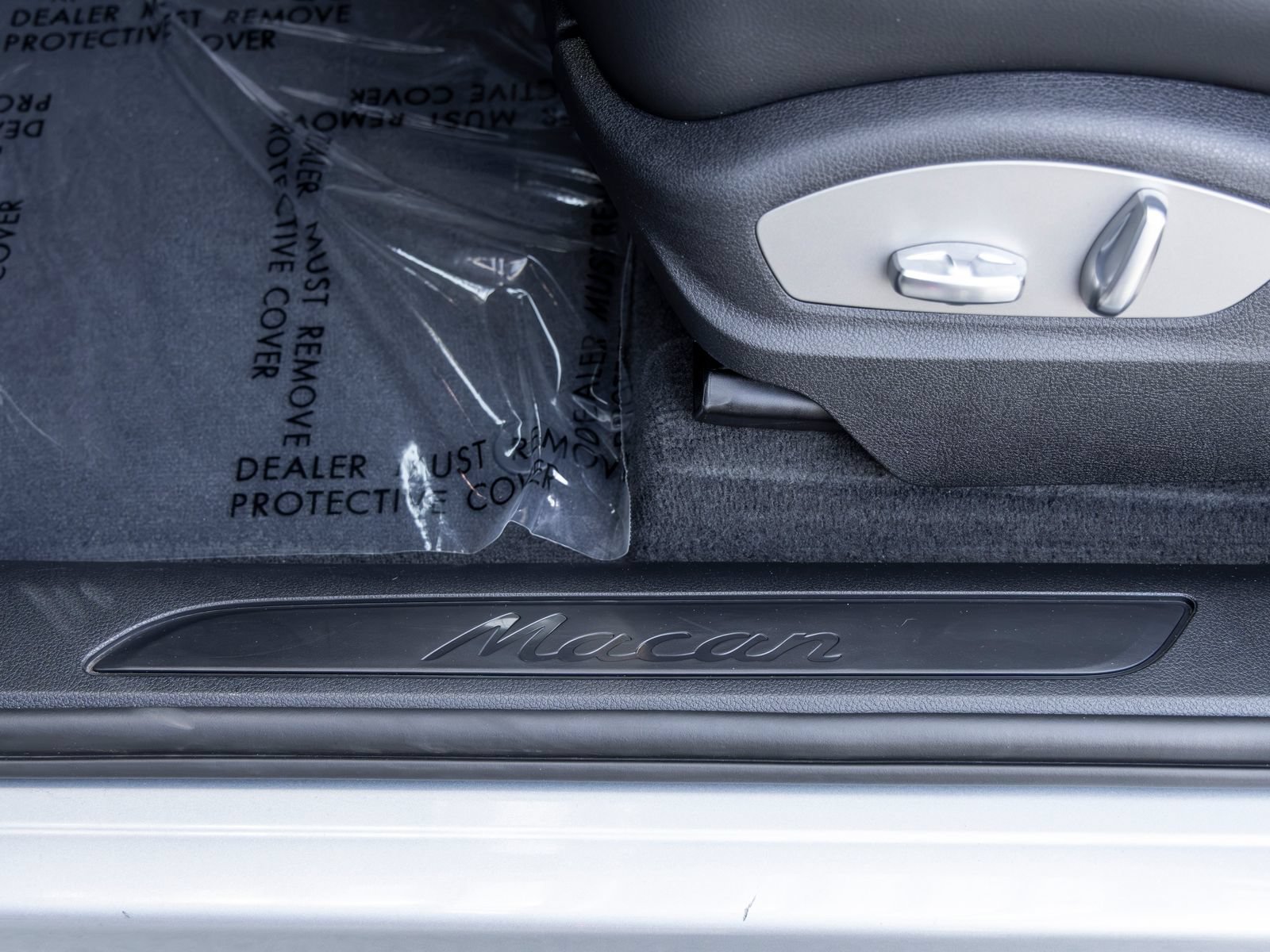 Certified 2026 Porsche Macan AWD/4WD image 28