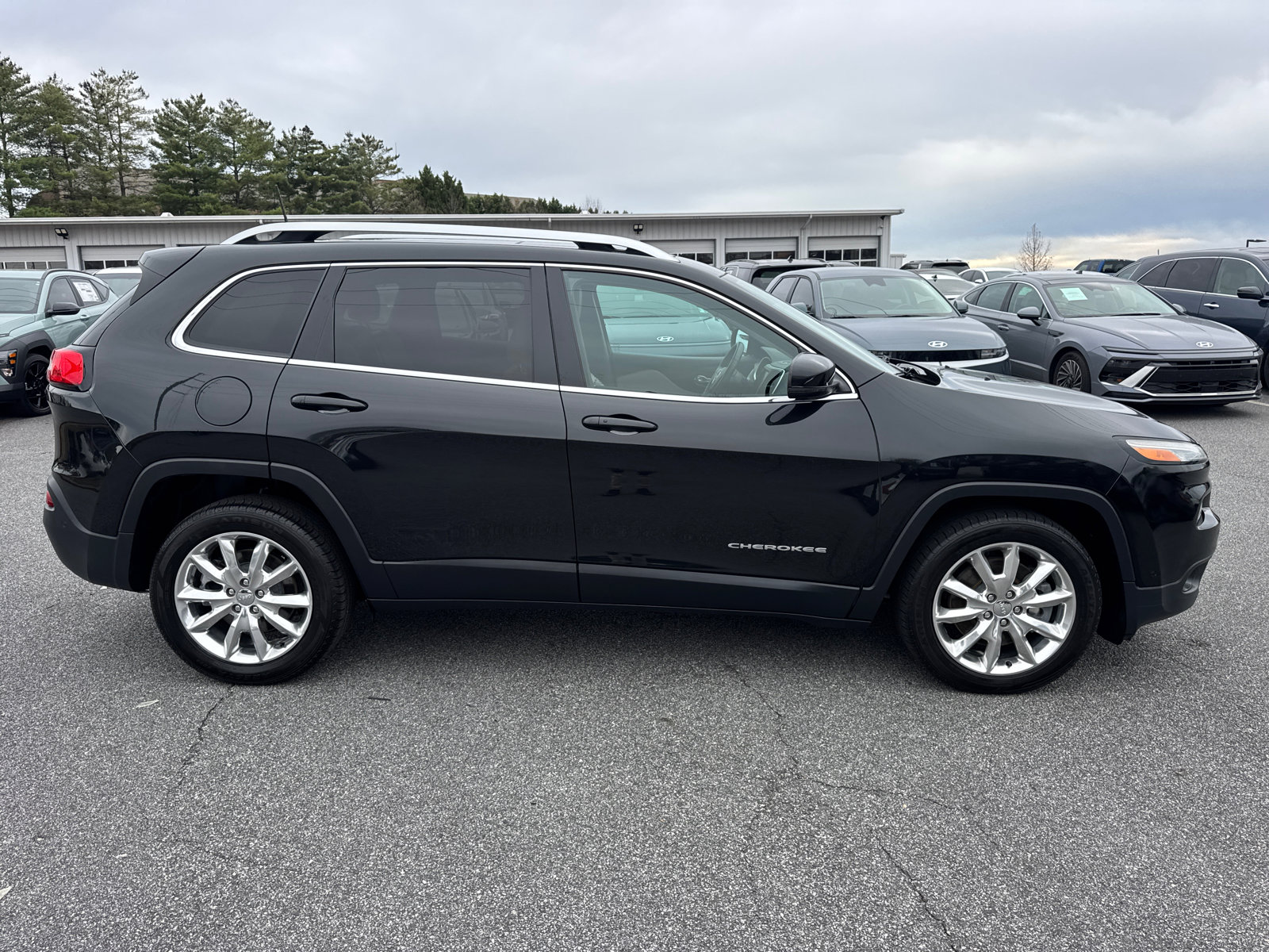 Used 2016 Jeep Cherokee Limited w/ Technology Group image 8
