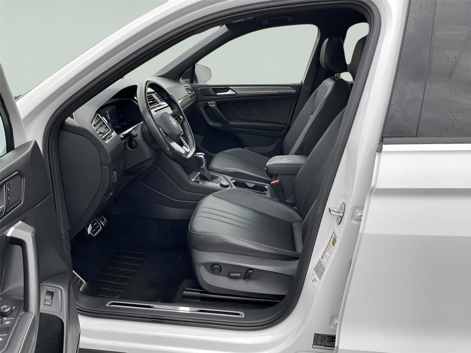 Used 2022 Volkswagen Tiguan SE R-Line image 14