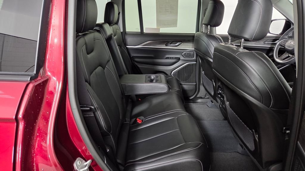 Used 2023 Jeep Grand Cherokee Limited w/ Black Appearance Package image 36