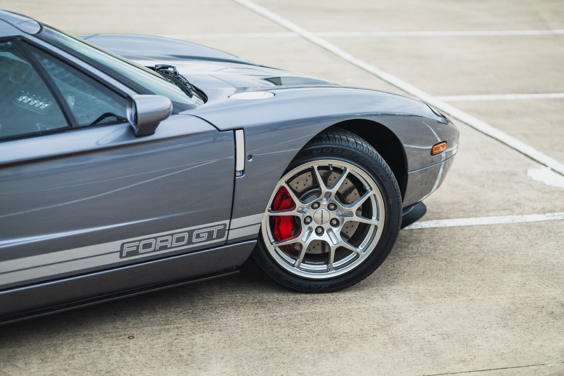 Used 2006 Ford GT RWD image 29