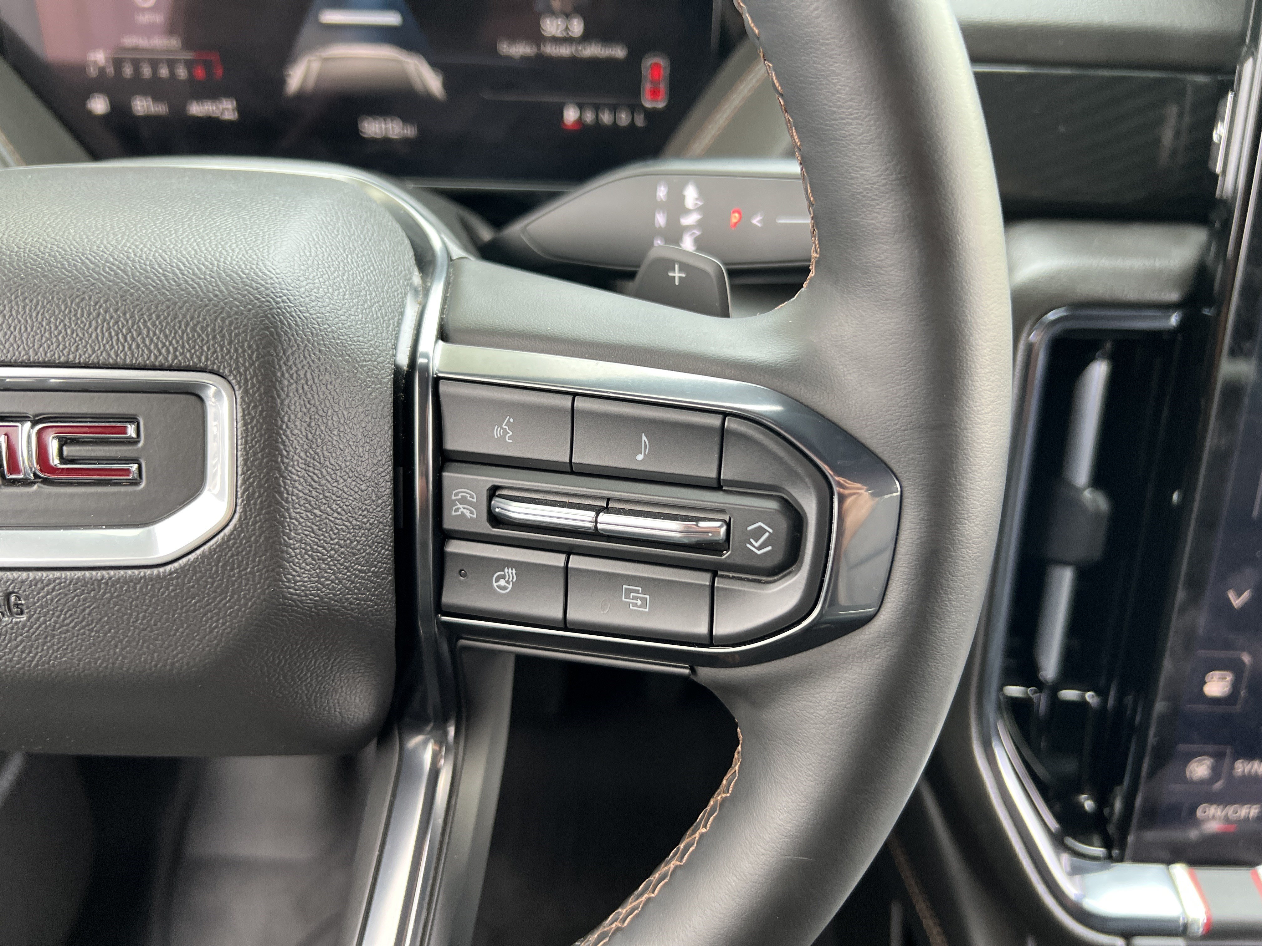 Used 2025 GMC Yukon AT4 w/ AT4 Premium Package AWD/4WD image 33