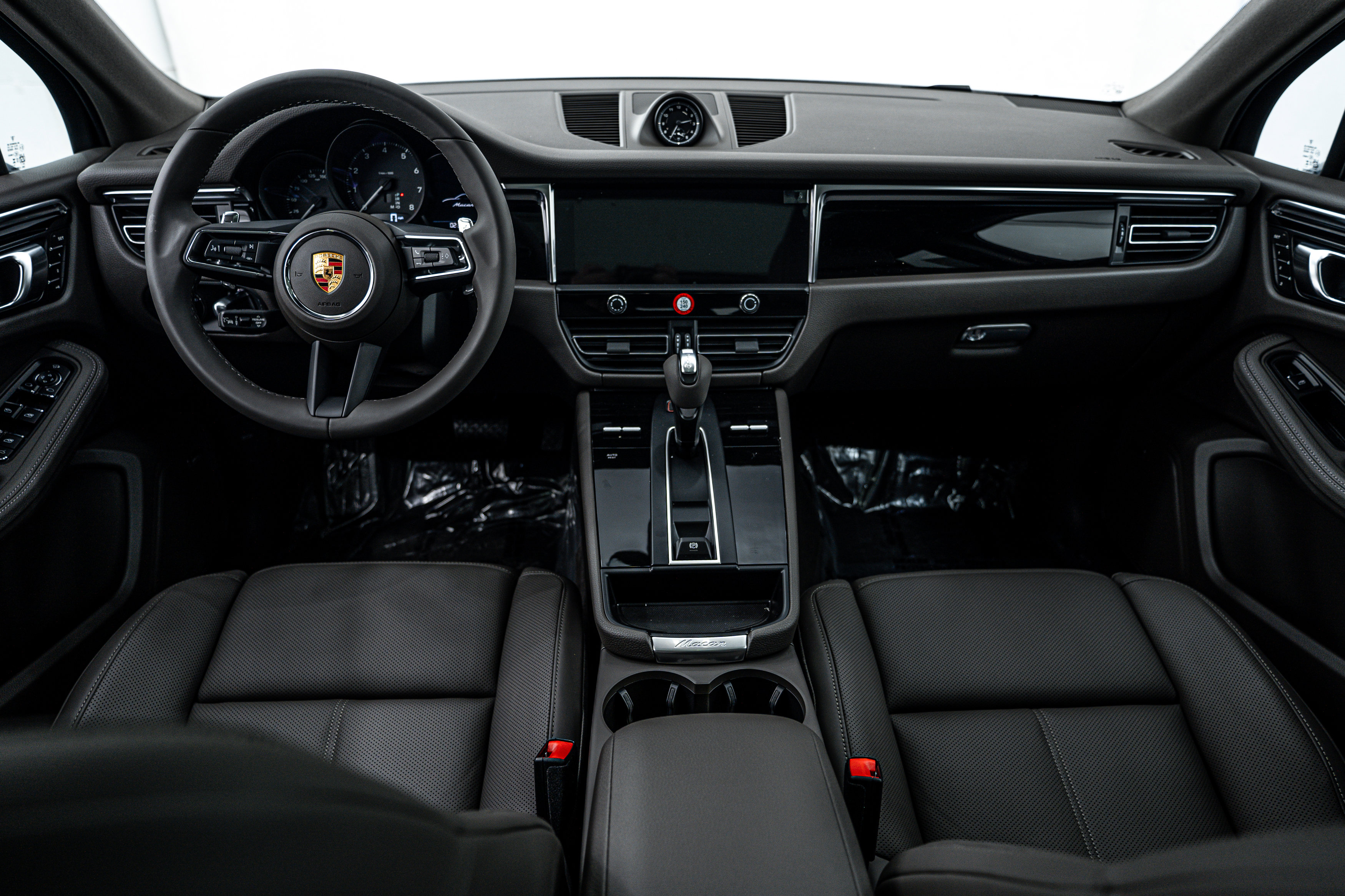 Certified 2025 Porsche Macan image 12