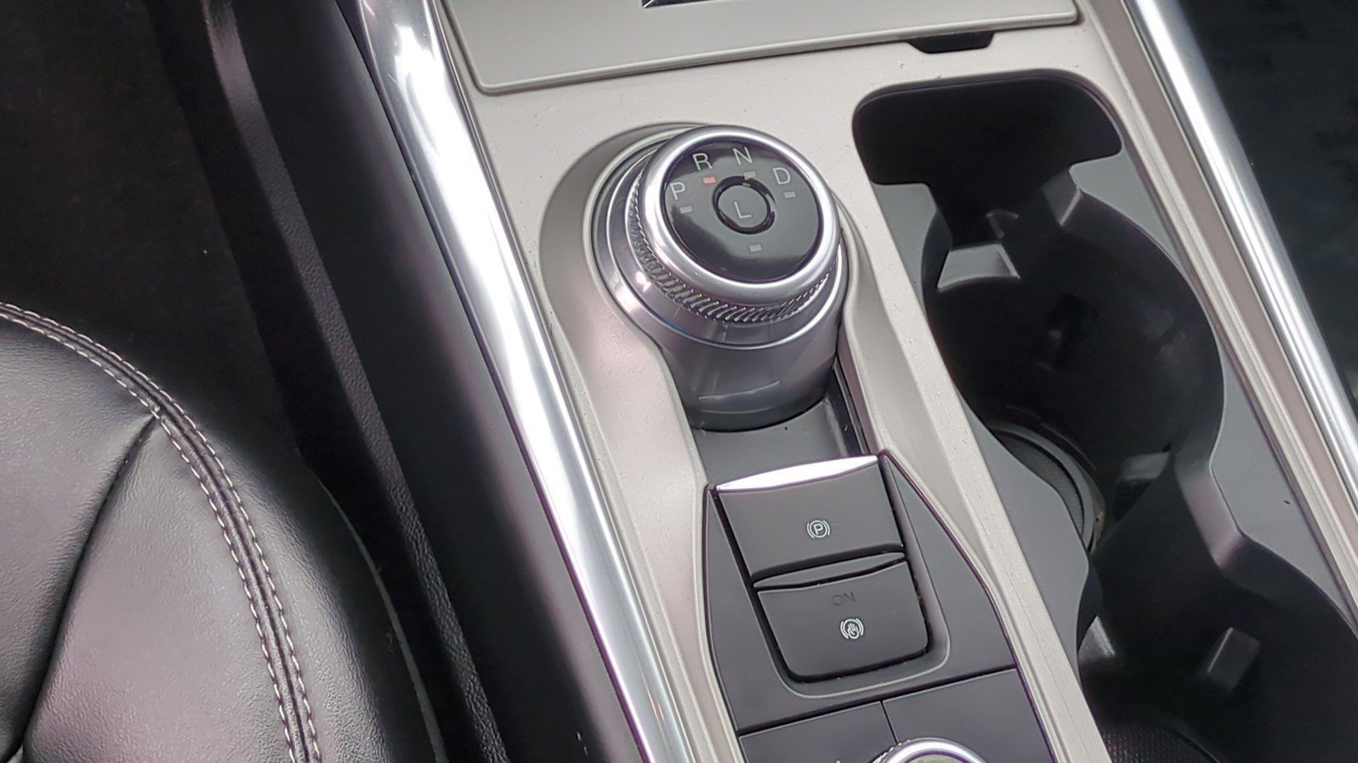 Used 2022 Ford Explorer XLT w/ Equipment Group 202A image 24