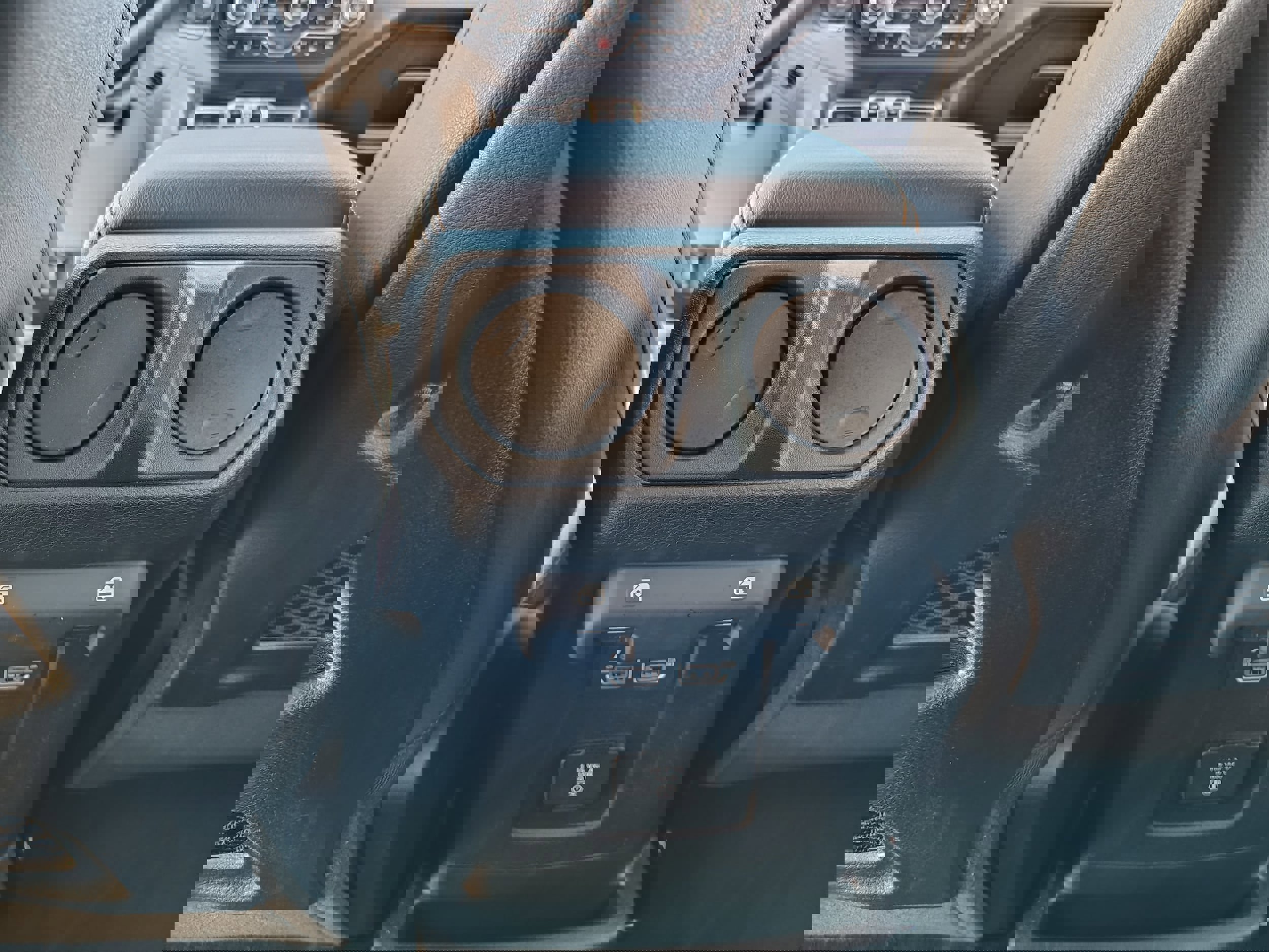 Certified 2024 Jeep Wrangler Sahara w/ Technology Group image 18