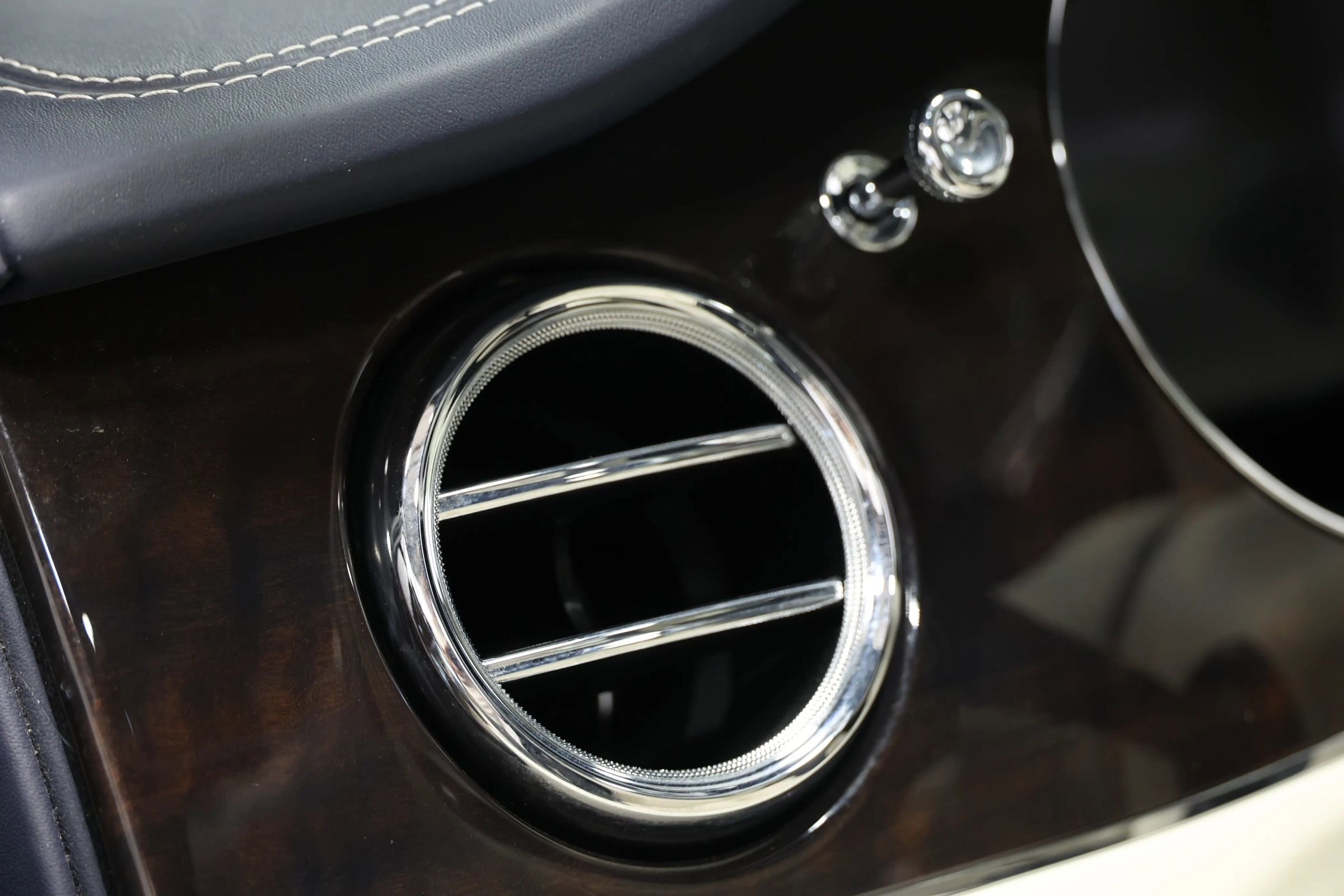 Used 2022 Bentley Bentayga image 24