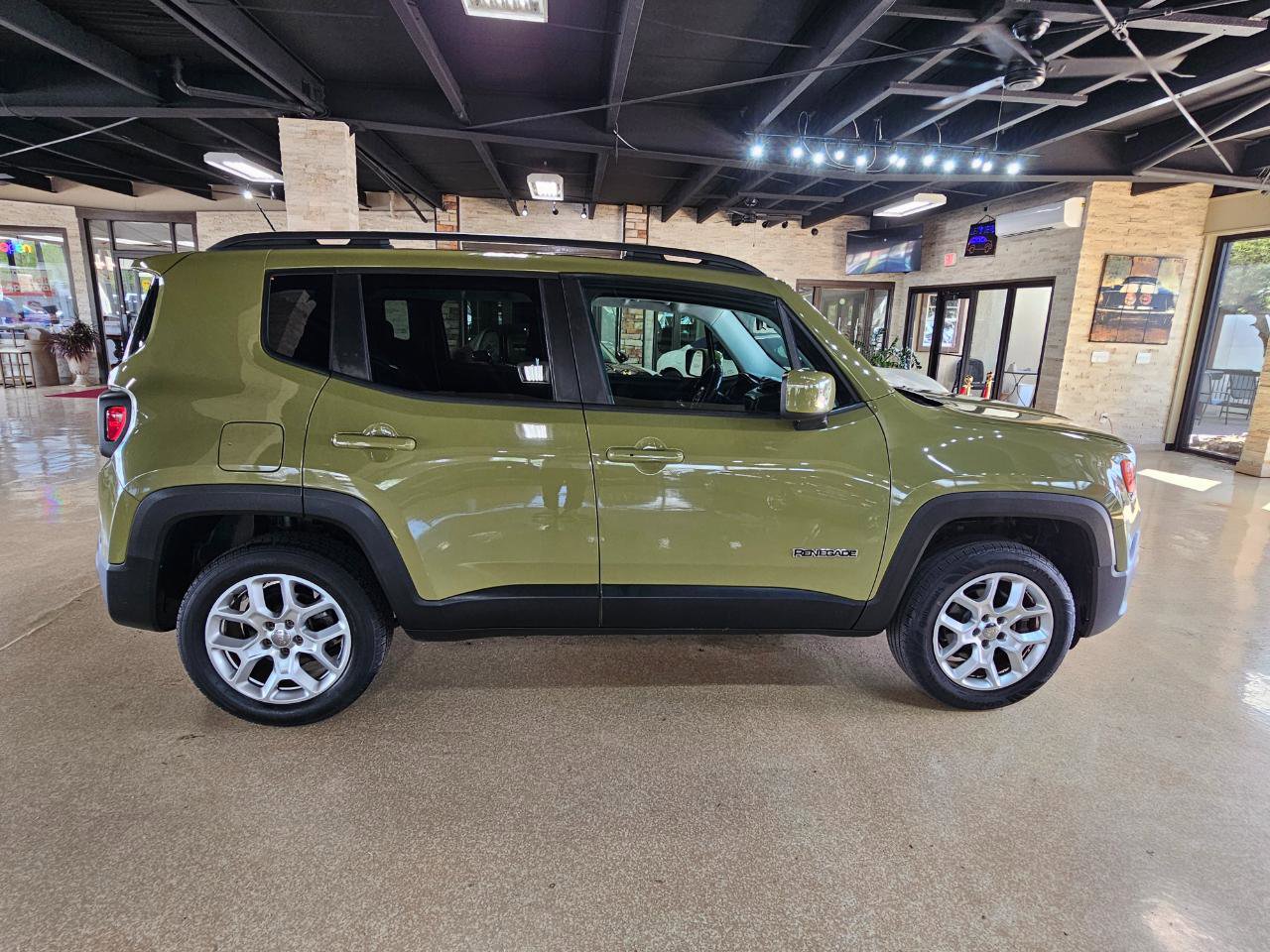Used 2015 Jeep Renegade Latitude w/ Popular Equipment Group AWD/4WD image 8