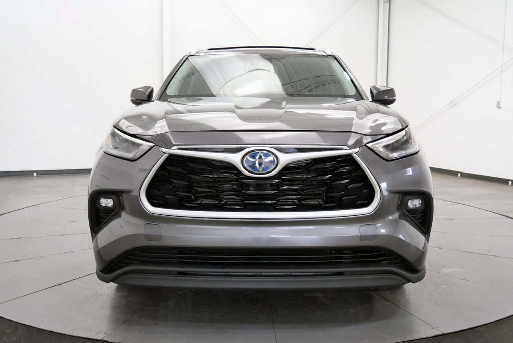 Used 2021 Toyota Highlander XLE AWD/4WD image 2