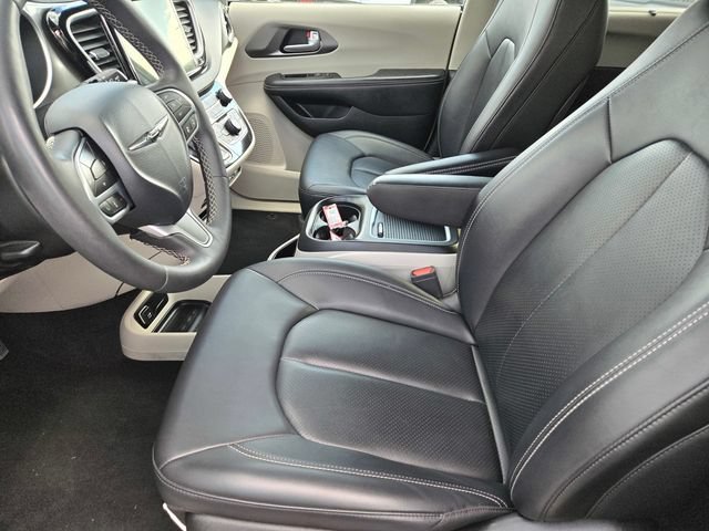 Used 2024 Chrysler Pacifica Touring-L FWD image 11