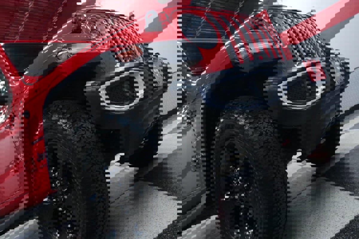 Used 2018 Jeep Wrangler Unlimited Sahara w/ Cold Weather Group image 32