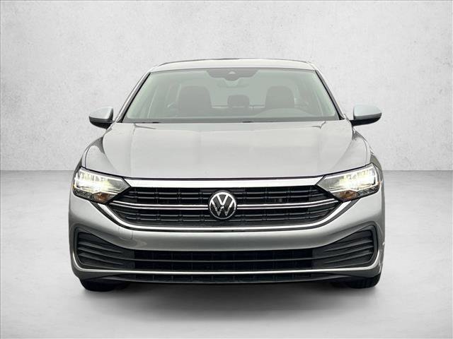 Used 2024 Volkswagen Jetta SE FWD image 2