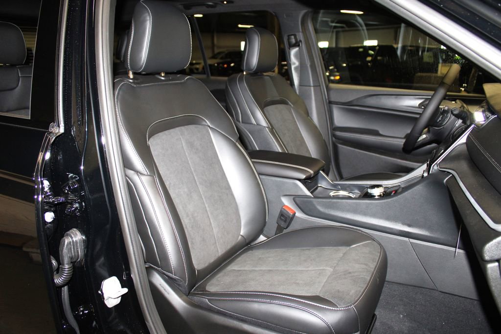 New 2025 Jeep Grand Cherokee Laredo image 30