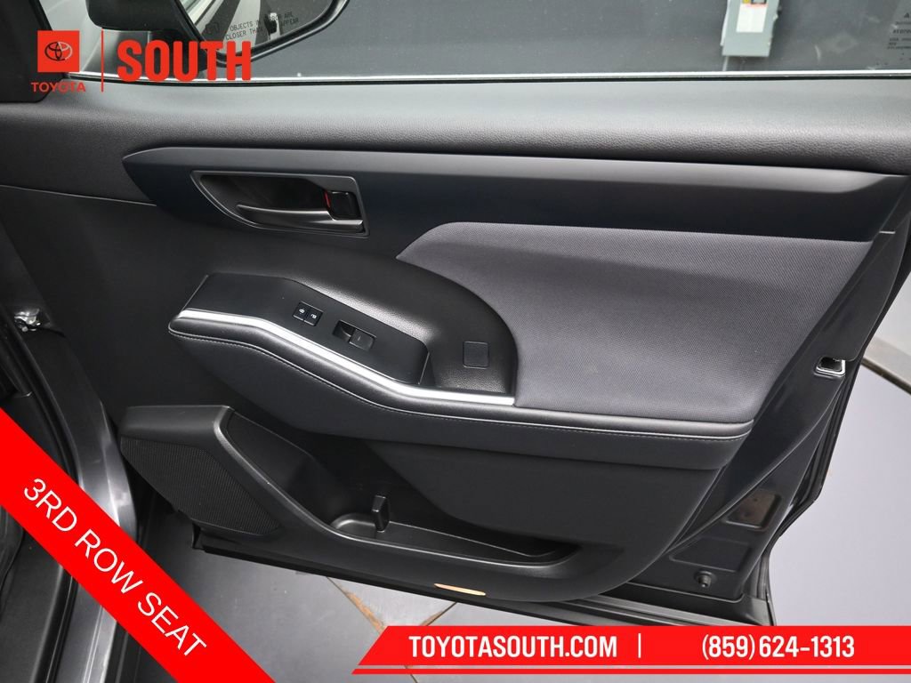 Used 2023 Toyota Highlander L FWD image 34
