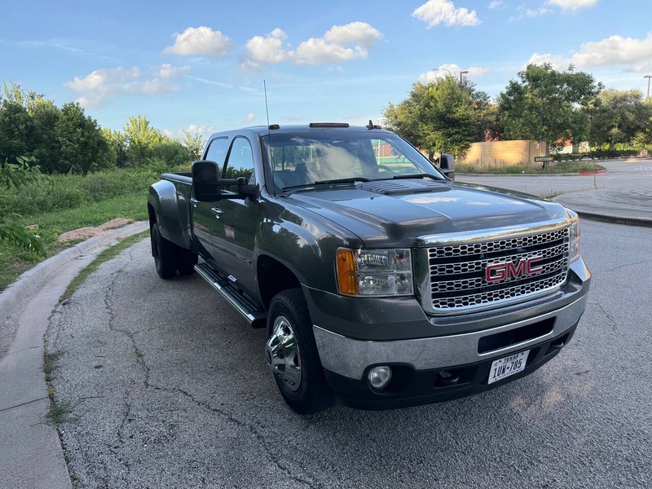 Used 2011 GMC Sierra 3500 SLT w/ SLT Convenience Package AWD/4WD image 4