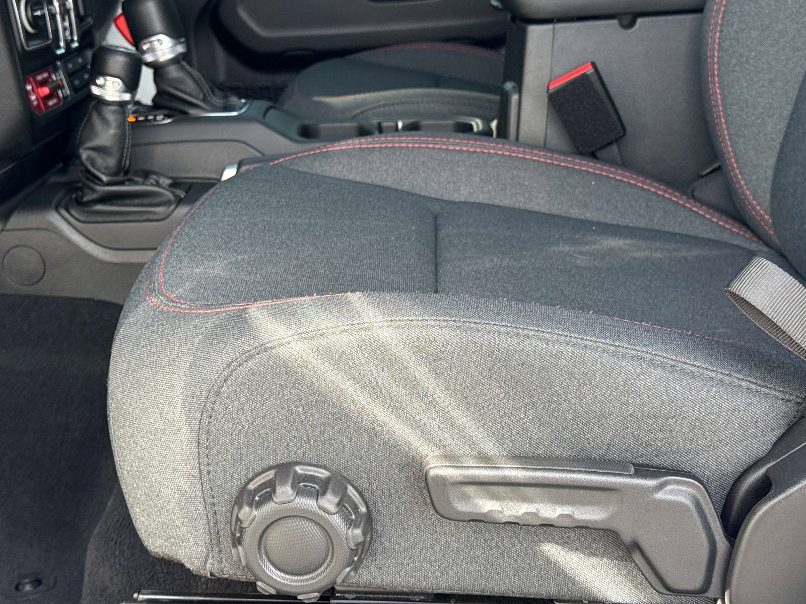 Used 2025 Jeep Gladiator Rubicon w/ Convenience Group AWD/4WD image 21