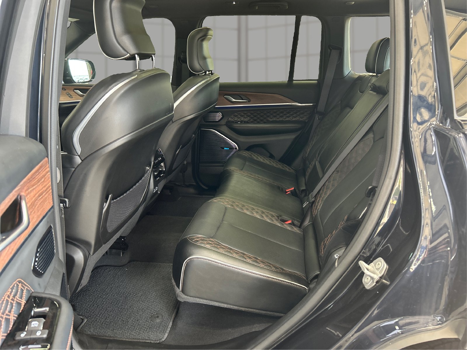 Used 2023 Jeep Grand Cherokee Summit AWD/4WD image 10