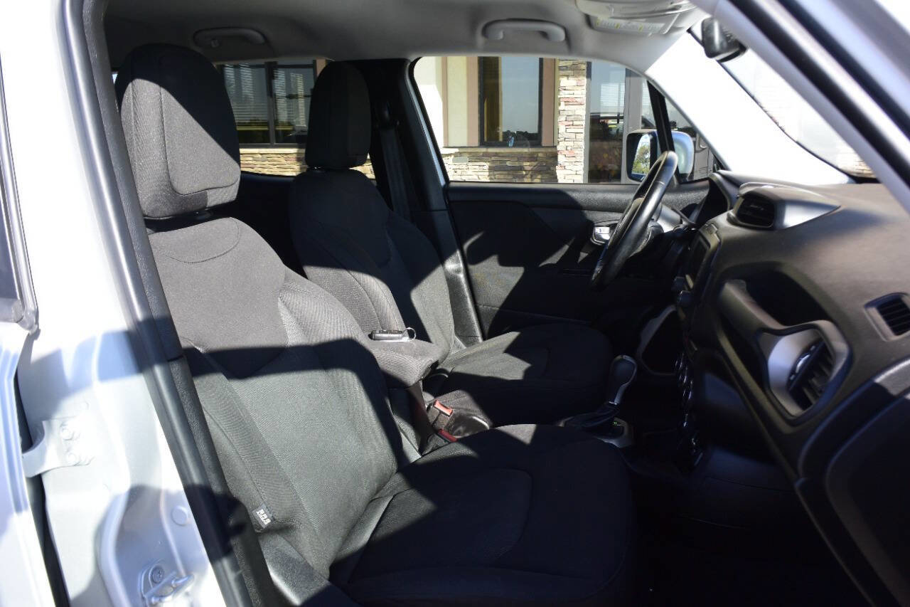 Used 2017 Jeep Renegade Latitude w/ Popular Equipment Group image 31