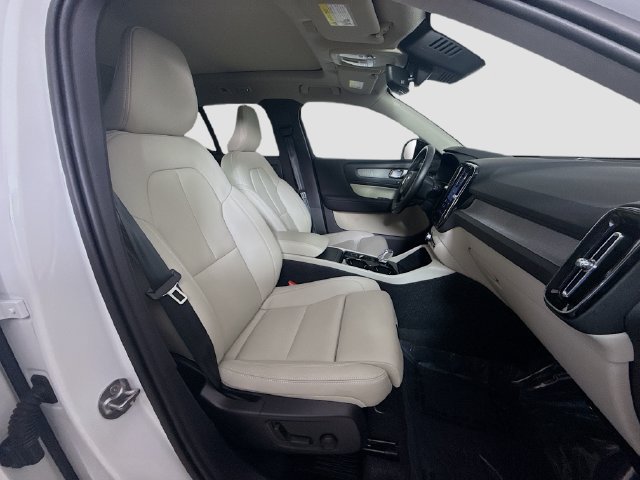Used 2026 Volvo XC40 B5 Plus AWD/4WD image 28