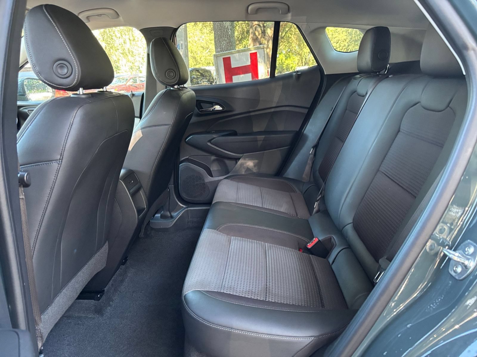 Used 2025 Chevrolet Trax LT FWD image 37