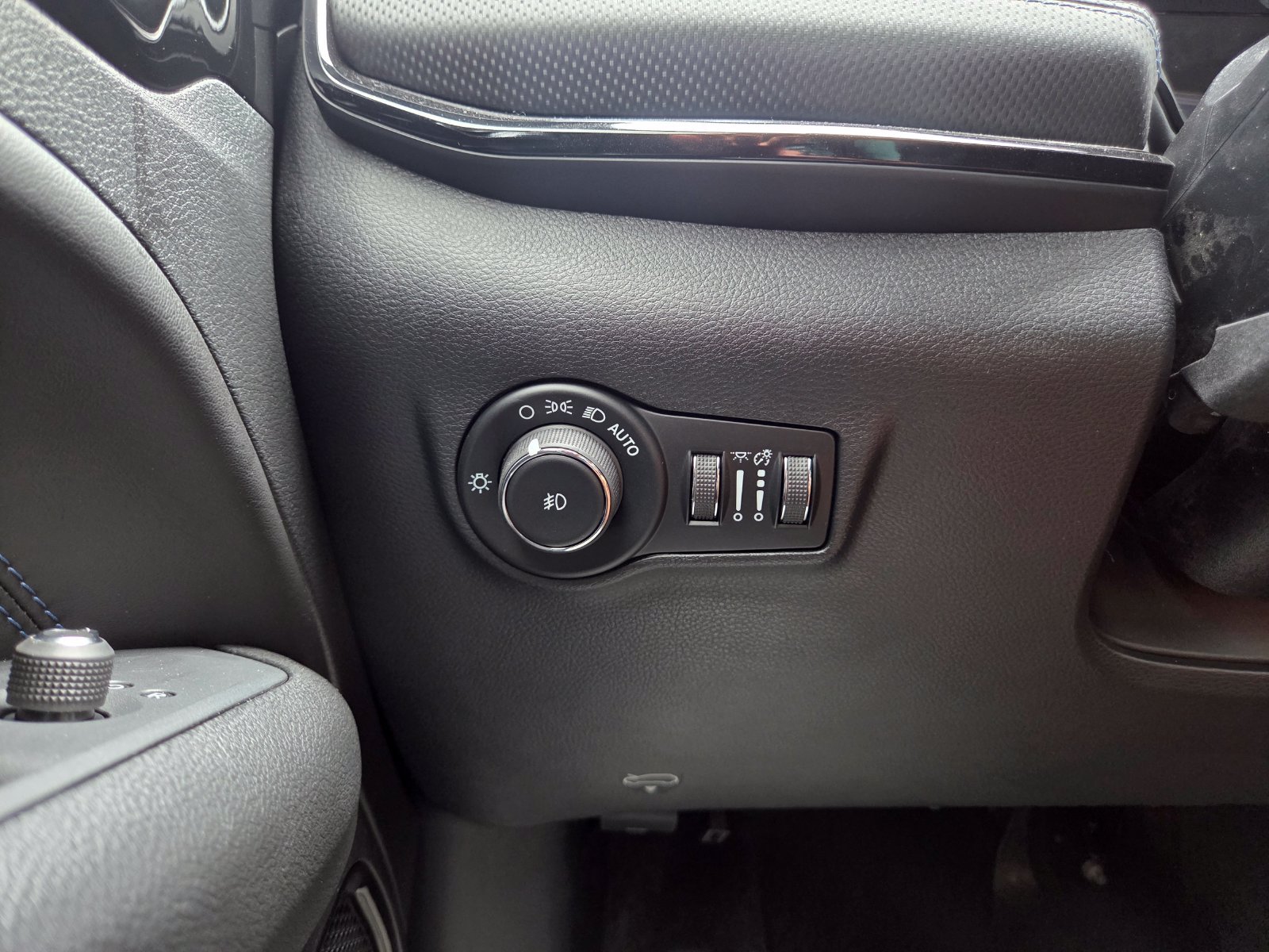 New 2026 Jeep Compass Latitude AWD/4WD image 40