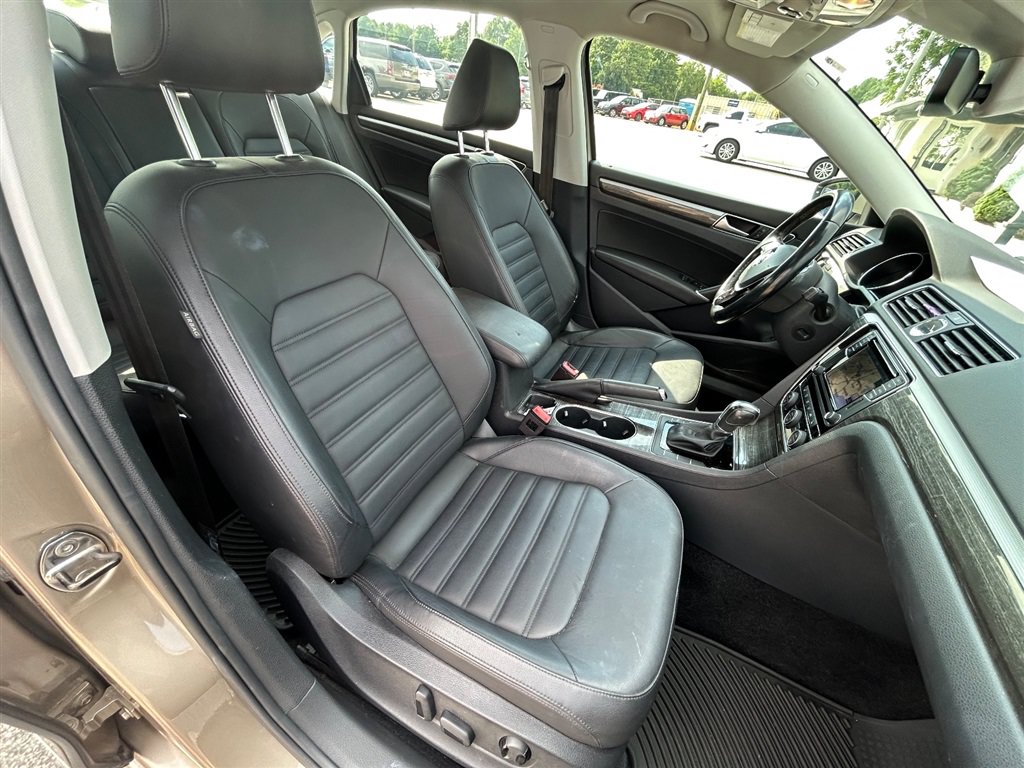 Used 2017 Volkswagen Passat 1.8T SEL Premium FWD image 36