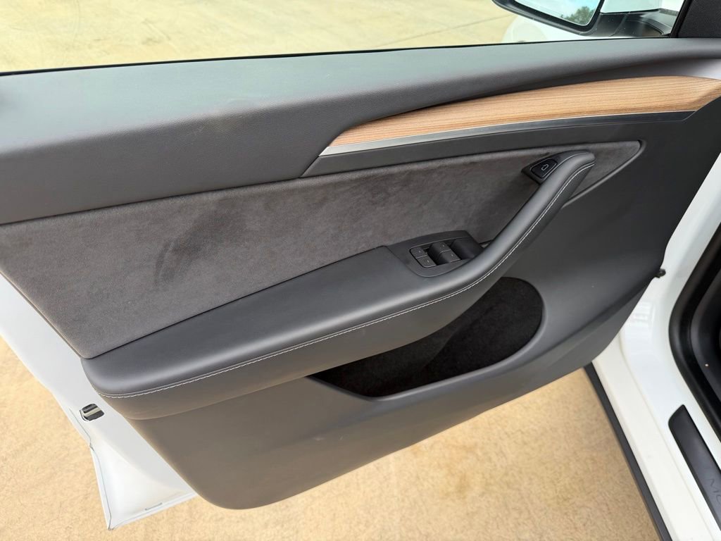 Used 2022 Tesla Model Y Long Range image 15