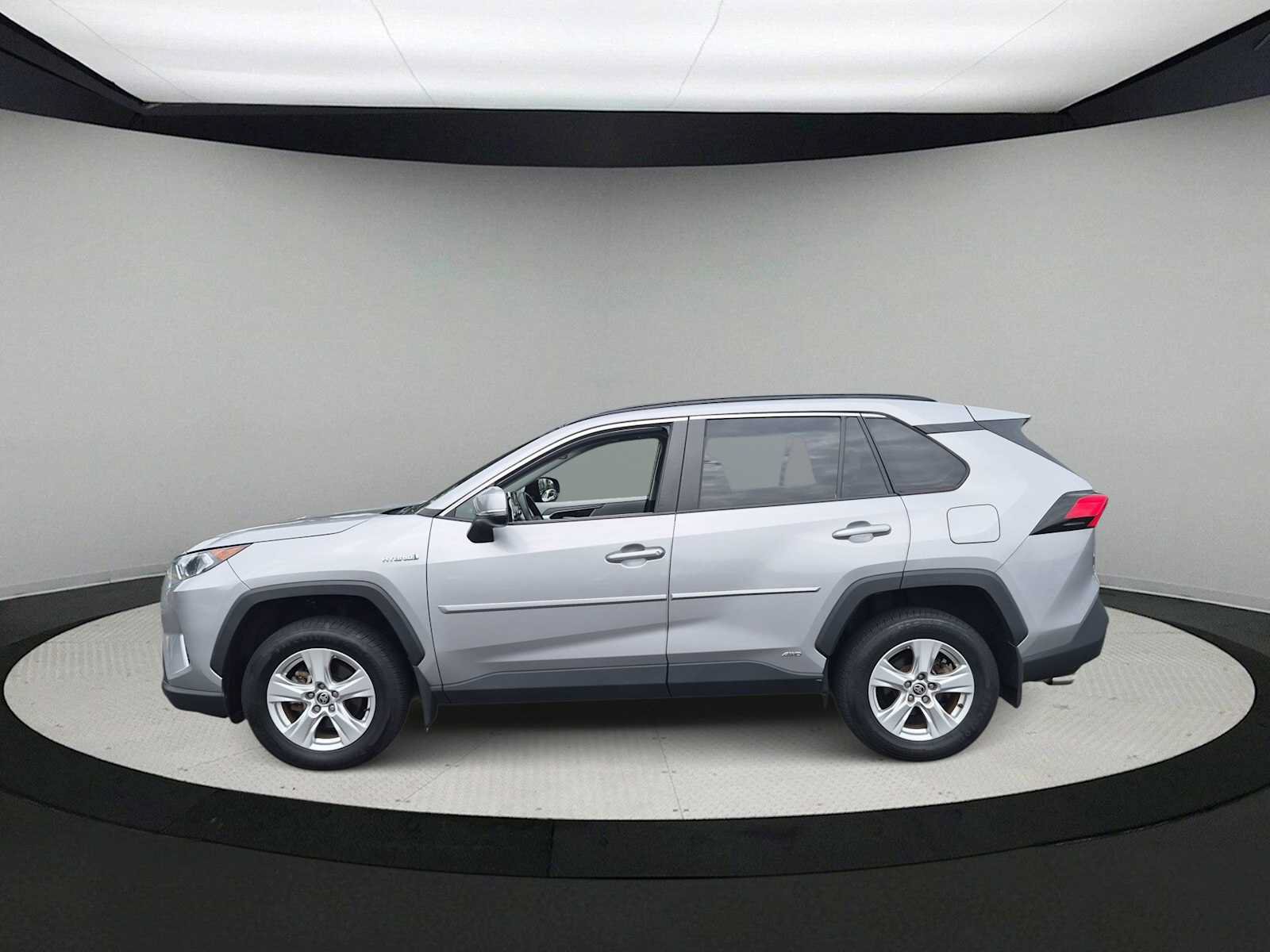 Used 2021 Toyota RAV4 XLE w/ Convenience Package AWD/4WD image 5