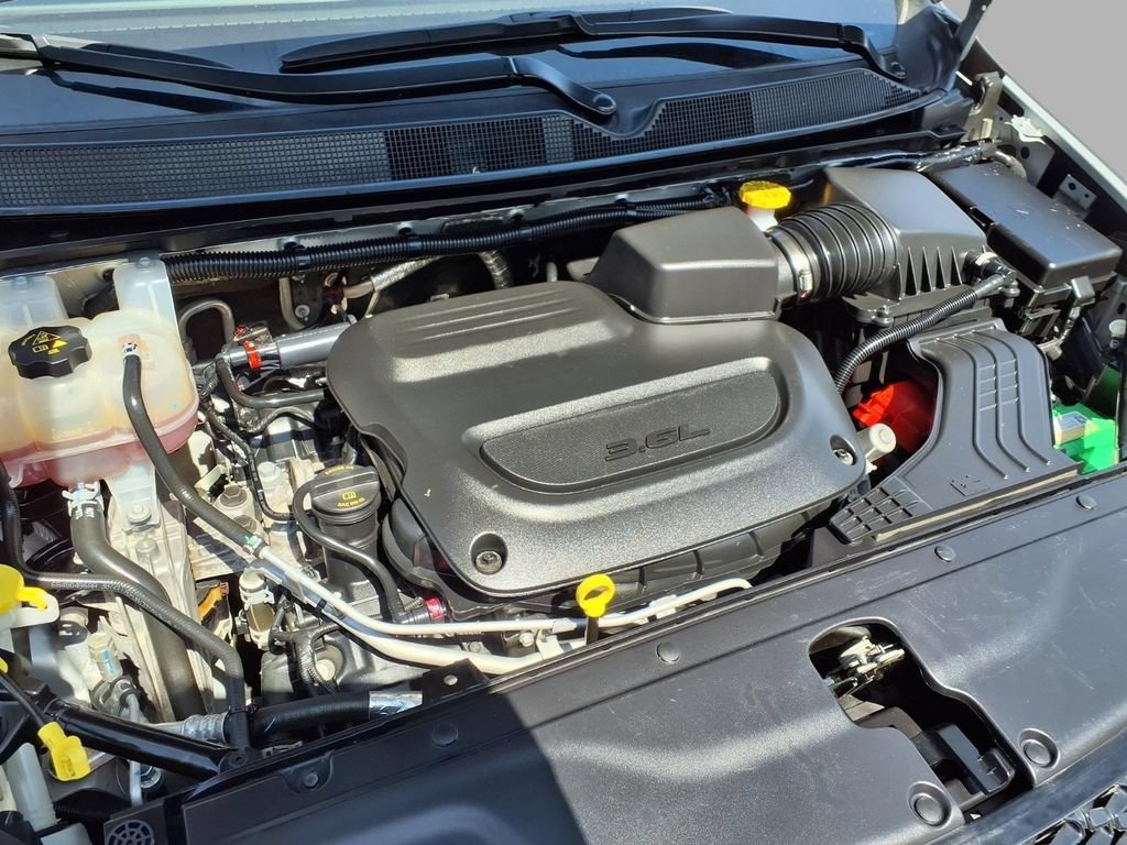 Used 2024 Chrysler Pacifica Touring-L FWD image 3