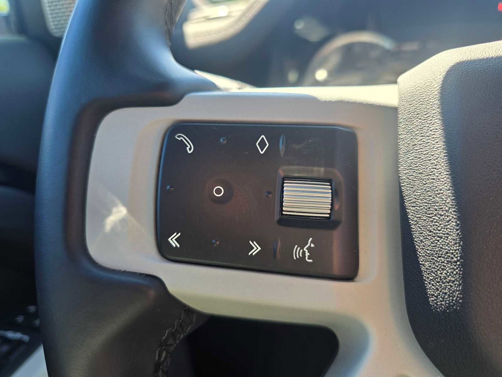 Used 2023 Land Rover Defender 130 SE image 33