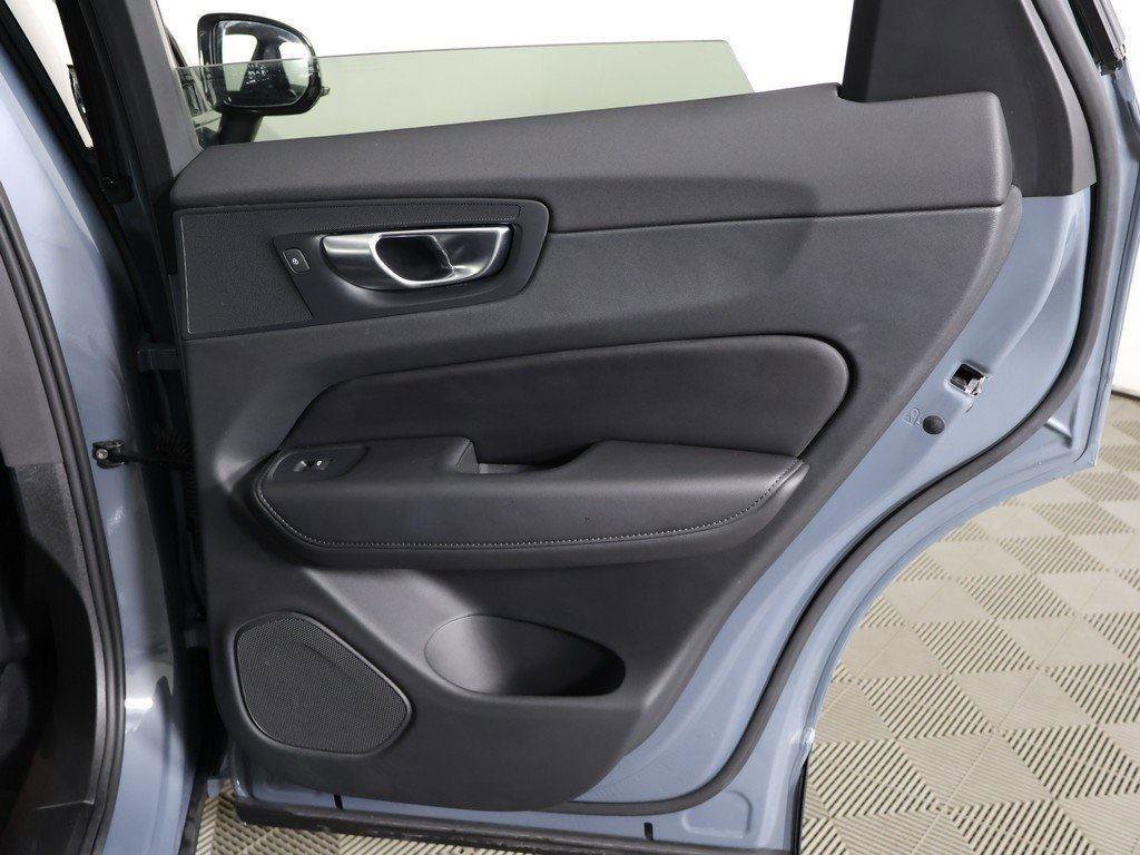 Used 2024 Volvo XC60 B5 Plus image 28
