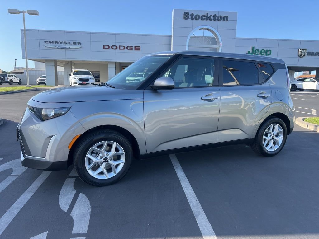 Used 2025 Kia Soul LX w/ LX Technology Package FWD image 2