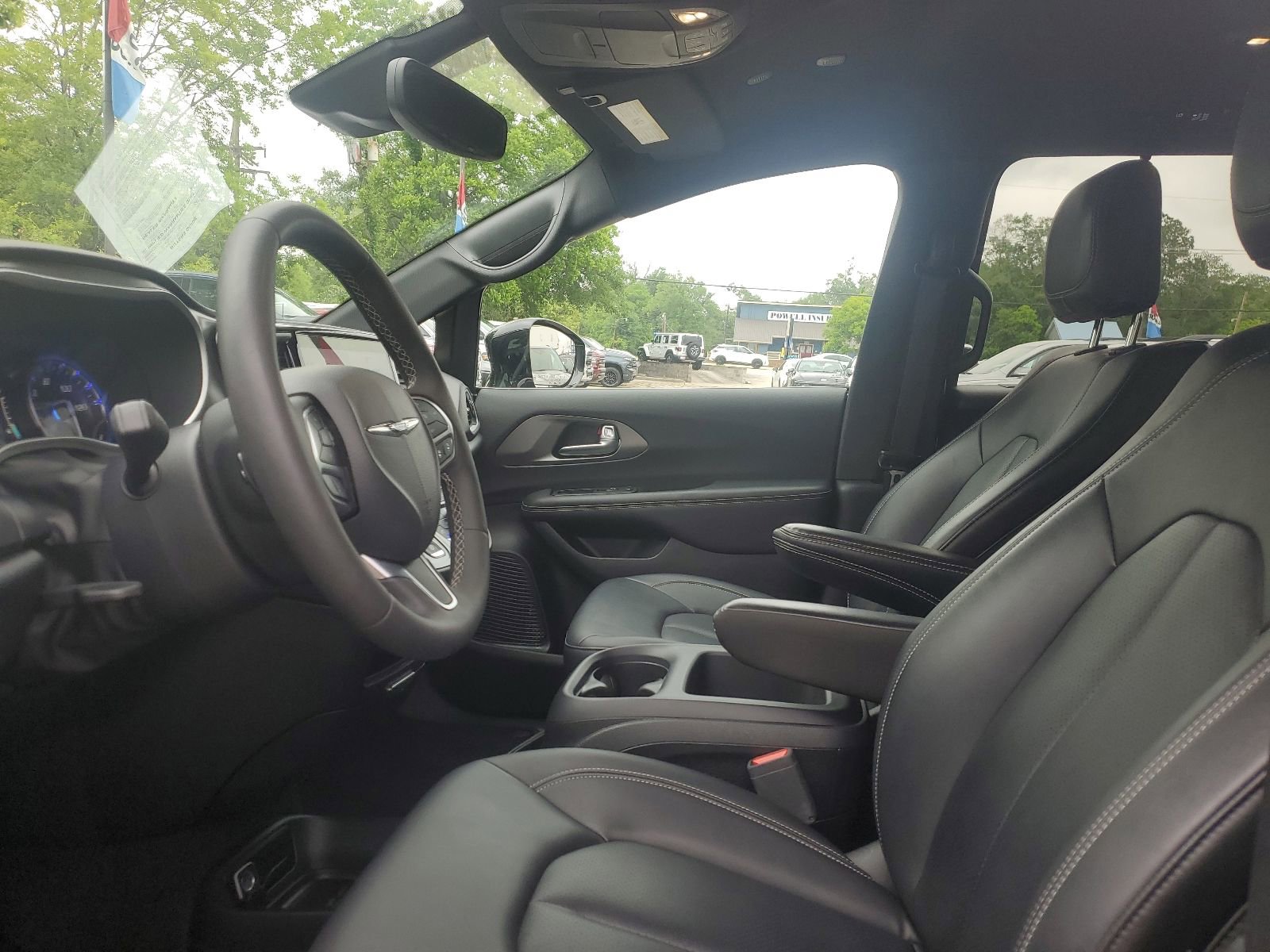 Used 2025 Chrysler Pacifica Select FWD image 8