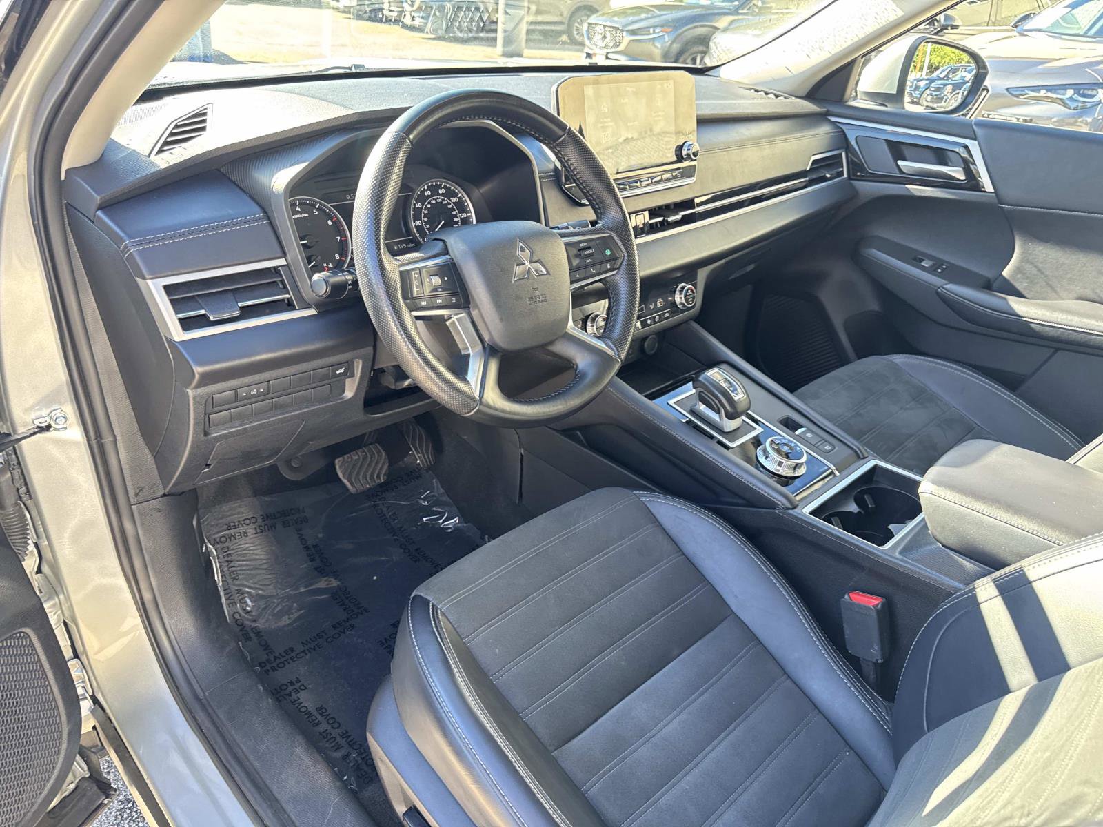 Used 2024 Mitsubishi Outlander FWD image 11