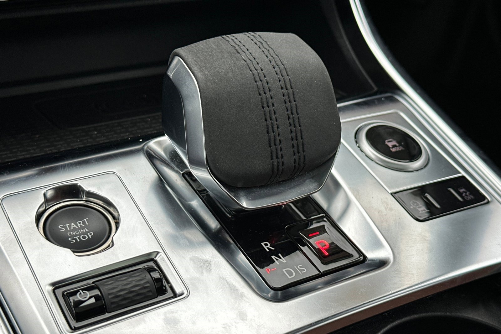 Used 2024 Jaguar XF R-Dynamic SE image 22