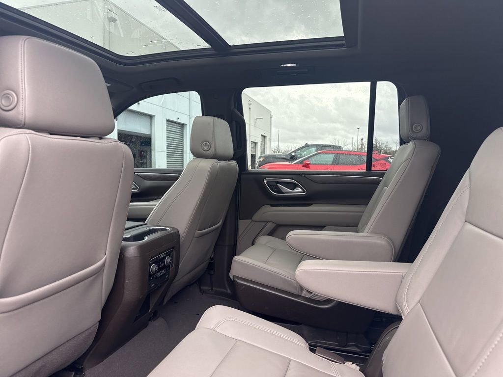 Used 2023 Chevrolet Suburban LT w/ Luxury Package image 14