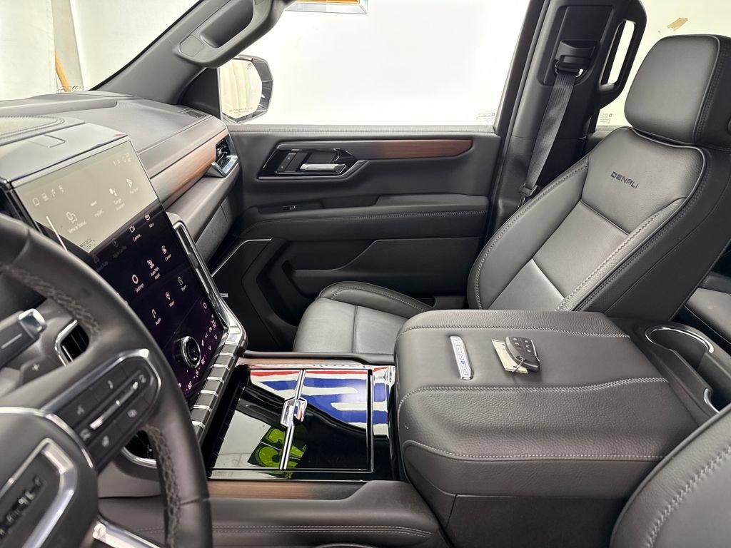 Used 2025 GMC Yukon Denali image 30