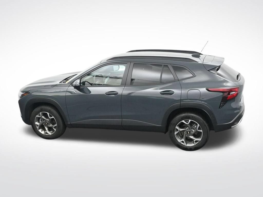 Used 2025 Chevrolet Trax LT FWD image 28
