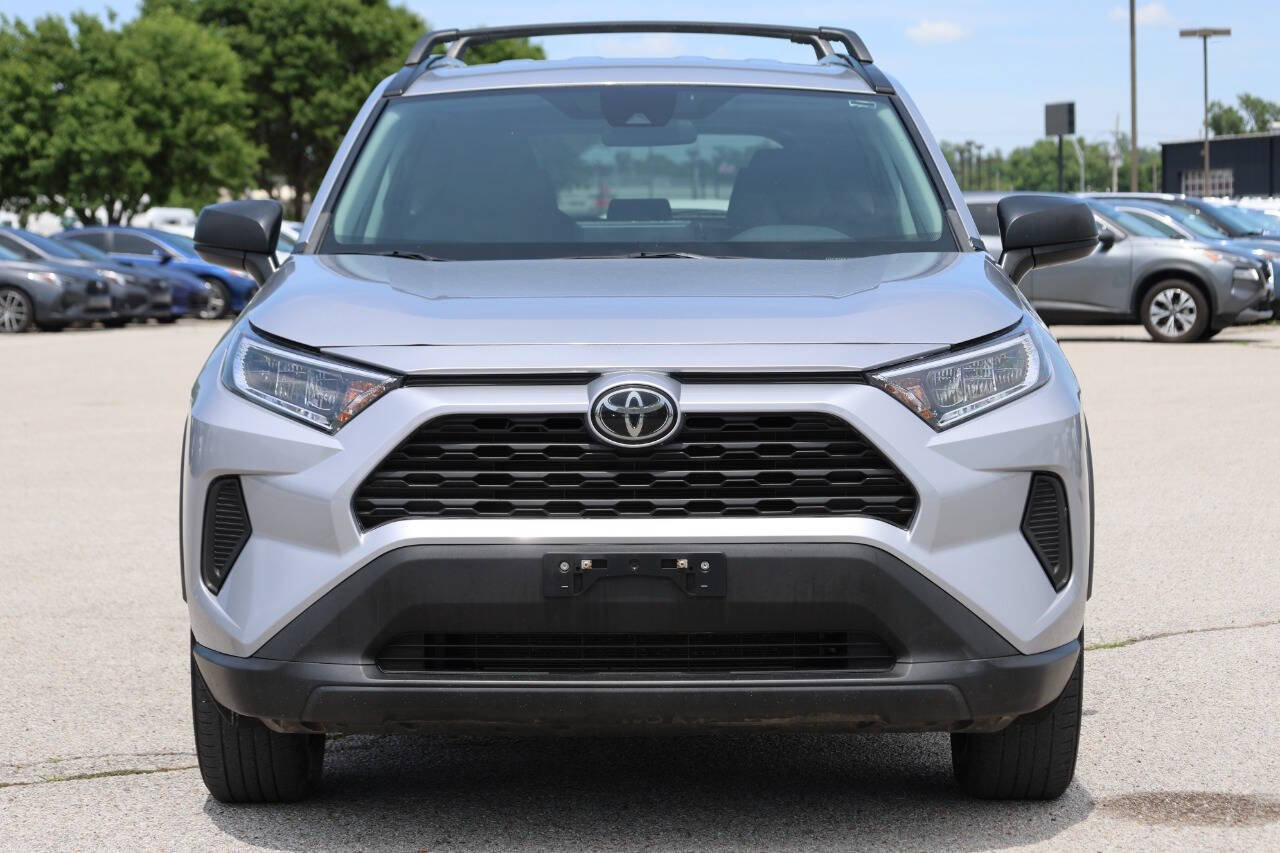 Used 2020 Toyota RAV4 LE AWD/4WD image 2