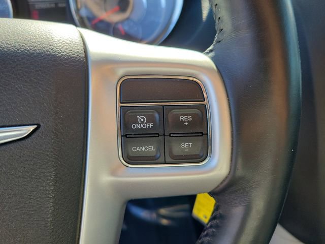 Used 2016 Chrysler Town & Country Touring FWD image 25