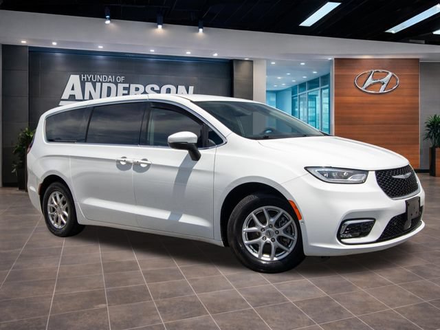Used 2023 Chrysler Pacifica Touring-L FWD image 2