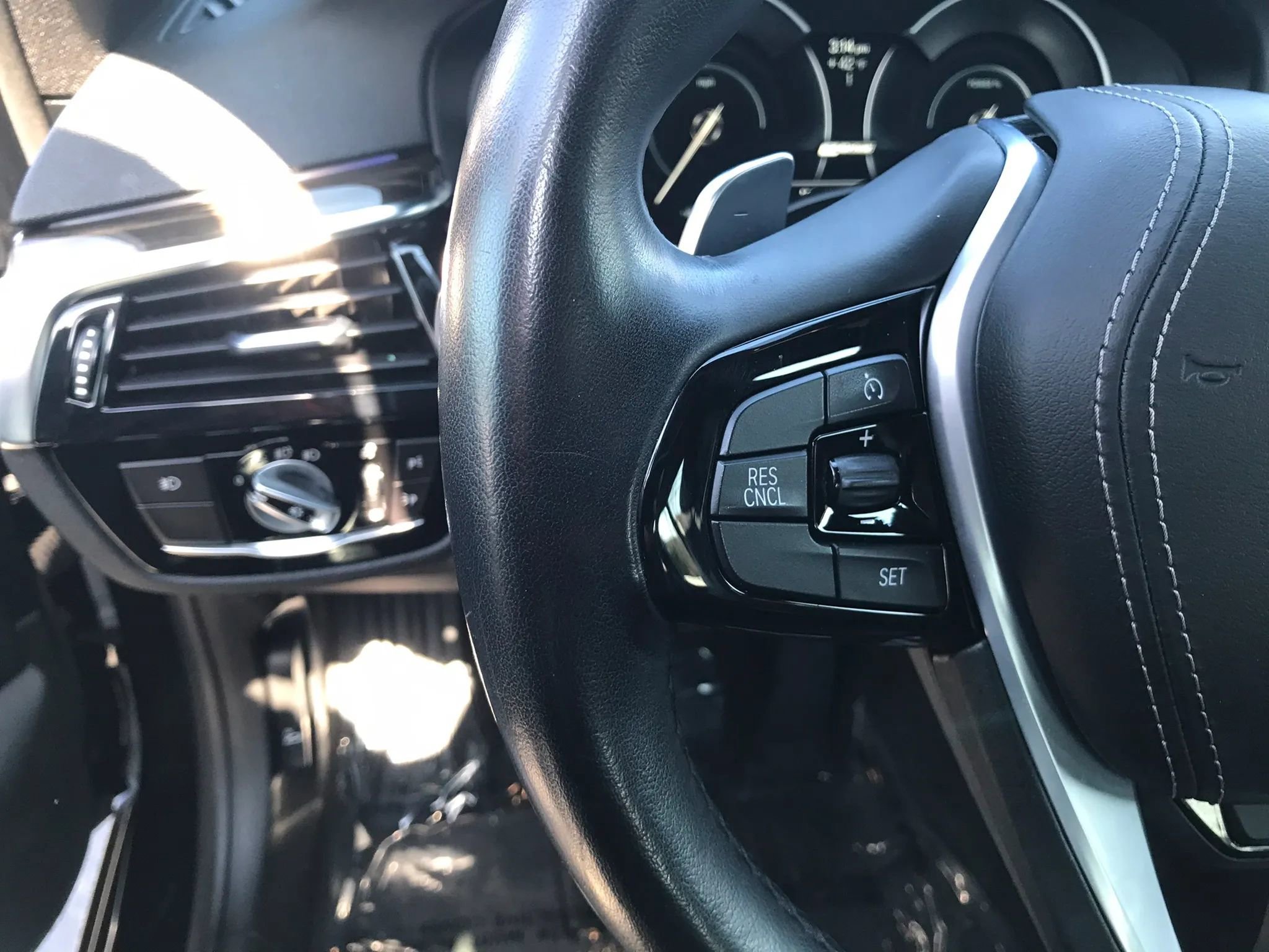 Used 2018 BMW 530e xDrive w/ Premium Package 2 AWD/4WD image 16