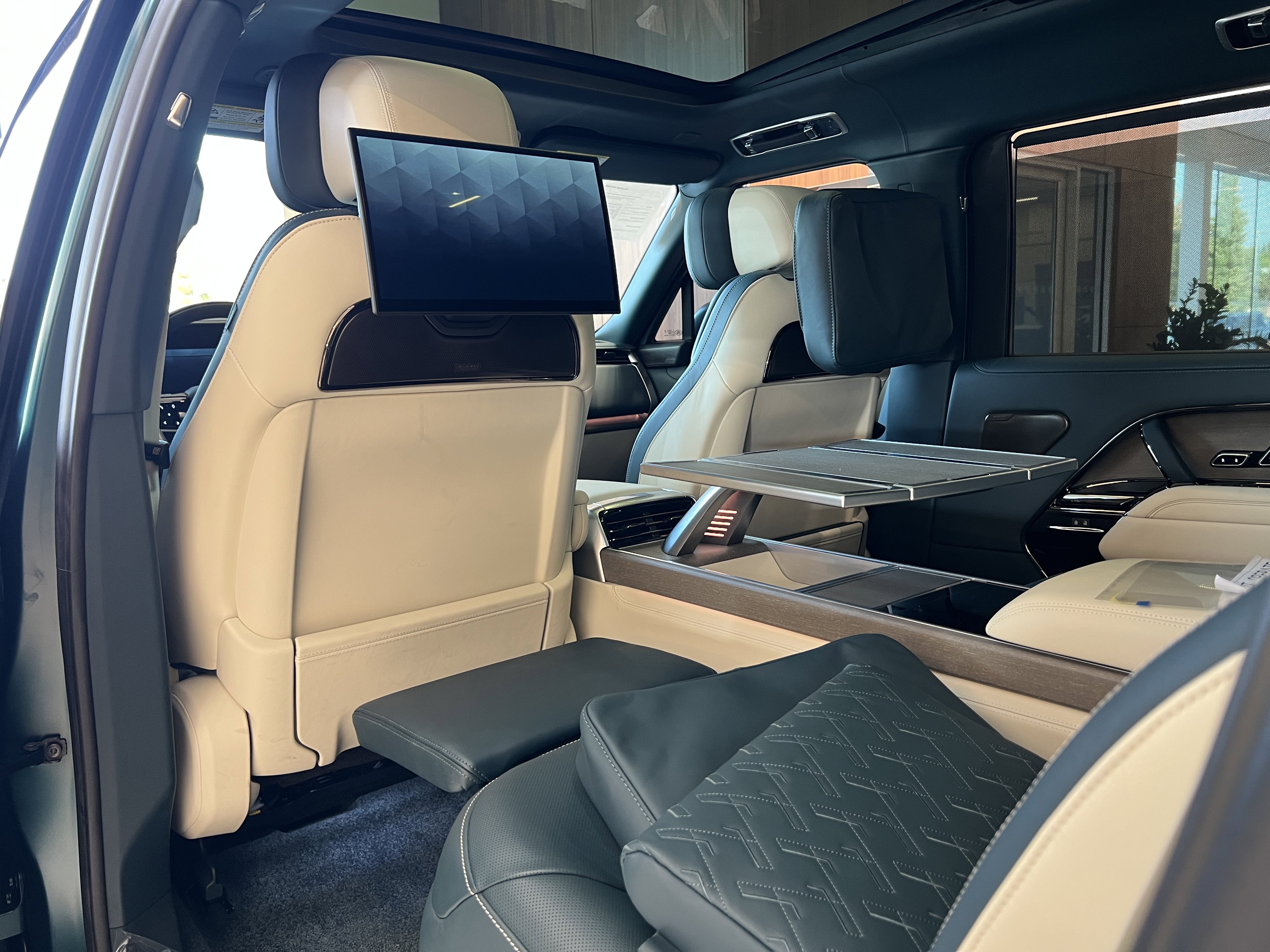 New 2025 Land Rover Range Rover SV image 15